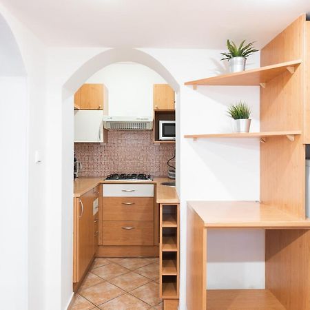 Budget Reznicka Apartment Прага Экстерьер фото