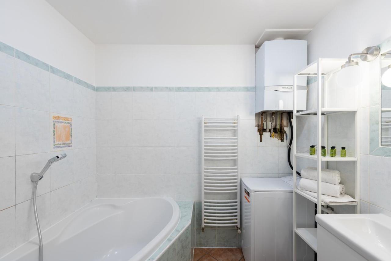 Budget Reznicka Apartment Прага Экстерьер фото